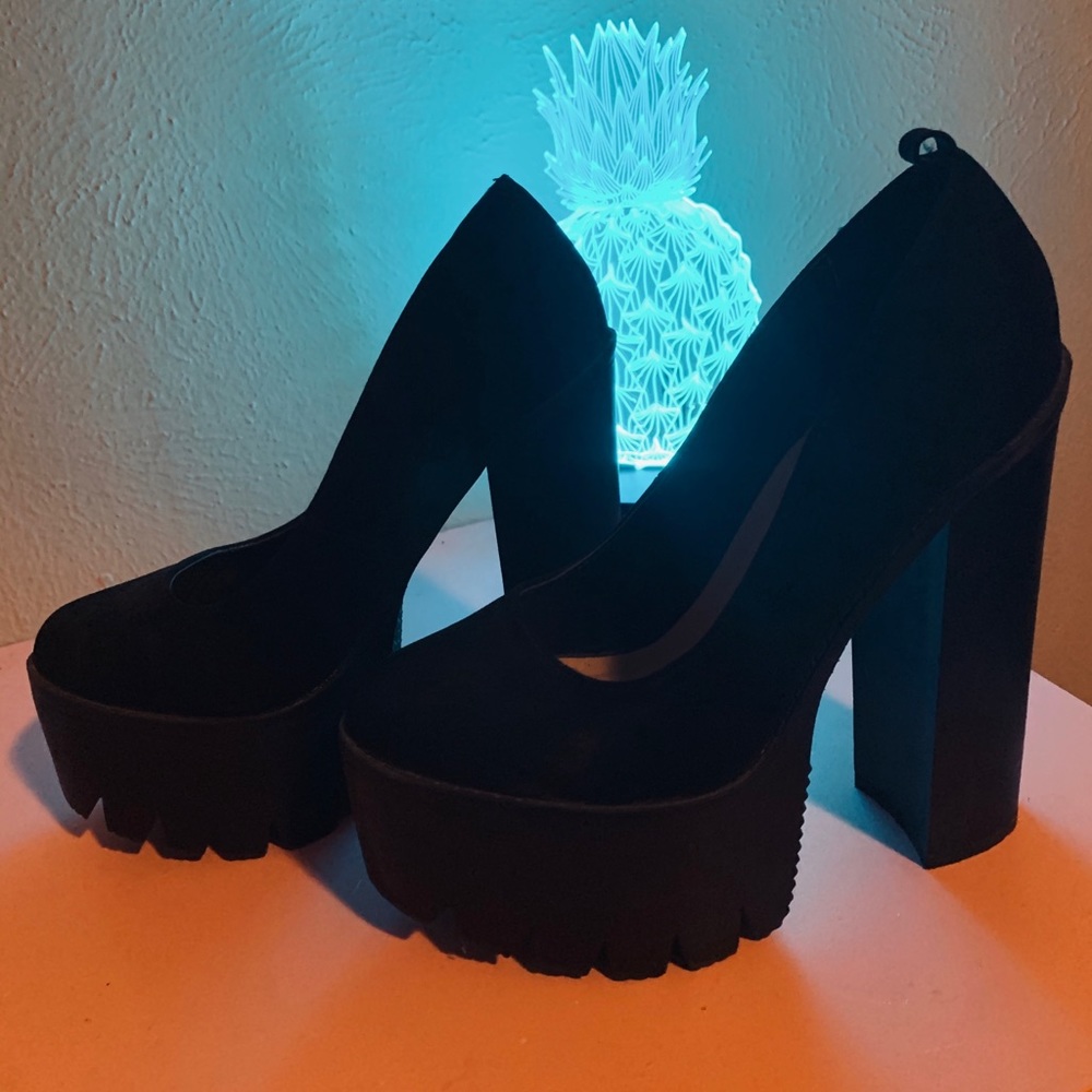 Dramatic trendy pumps